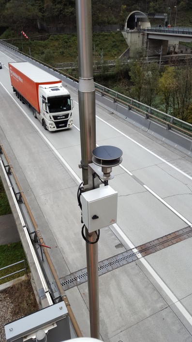 Ultraschallanemometer montiert an Mast