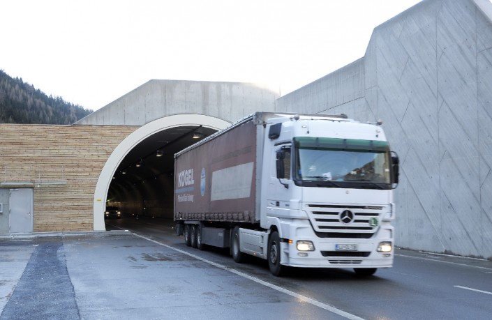 LKW verlässt die Einhausung Zederhaus<BR>Quelle: ASFINAG